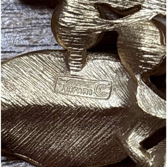 Vintage Crown Trifari gold brooch grape cluster shape dimensional faux pearls - Picture 7 of 7